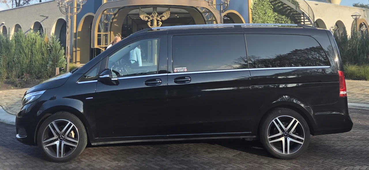 Zwarte Mercedes-Benz V-Klasse taxibus voor 7 personen