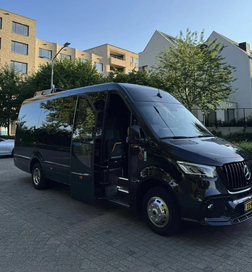 Grote zwarte Mercedes-Benz bus voor groepsvervoer in Amsterdam