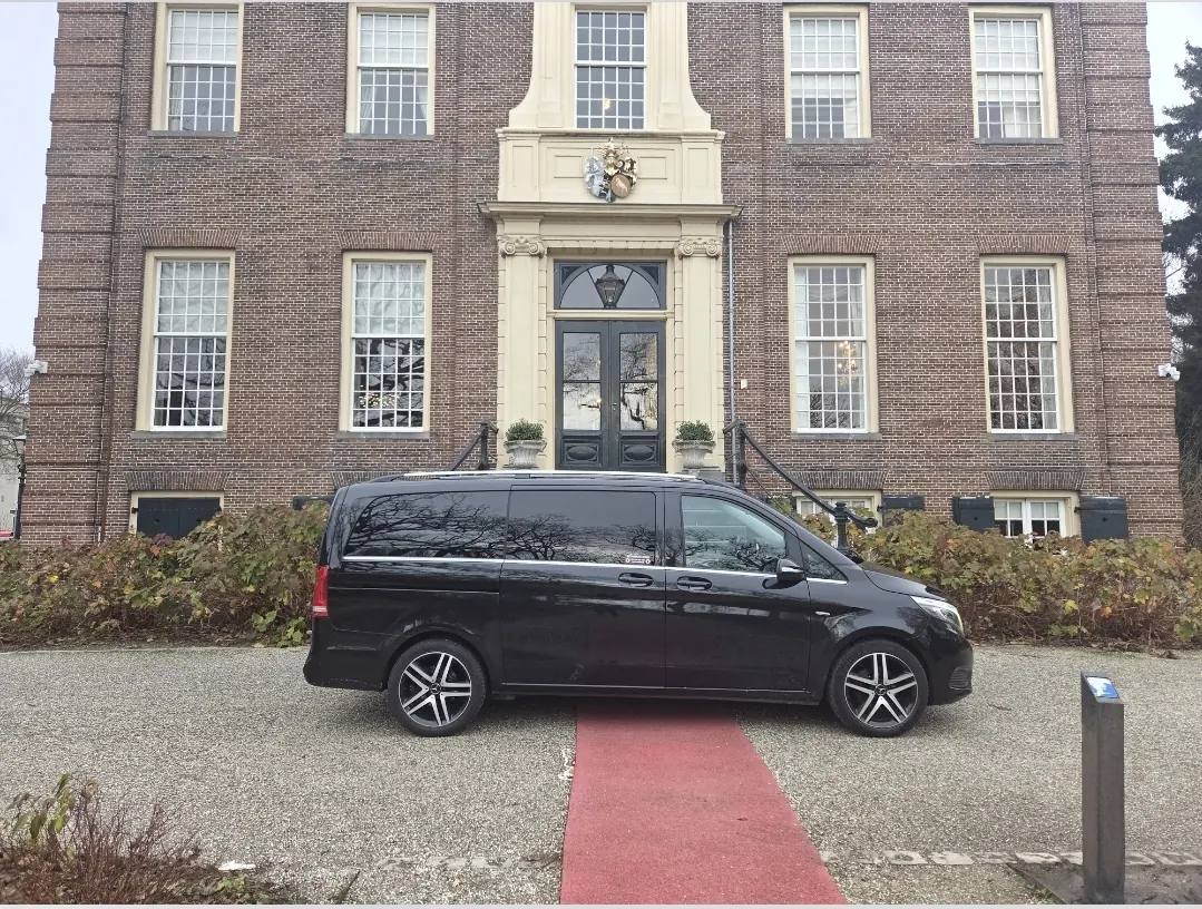 Zwarte Mercedes-Benz V-Klasse voor een historisch gebouw in Amsterdam