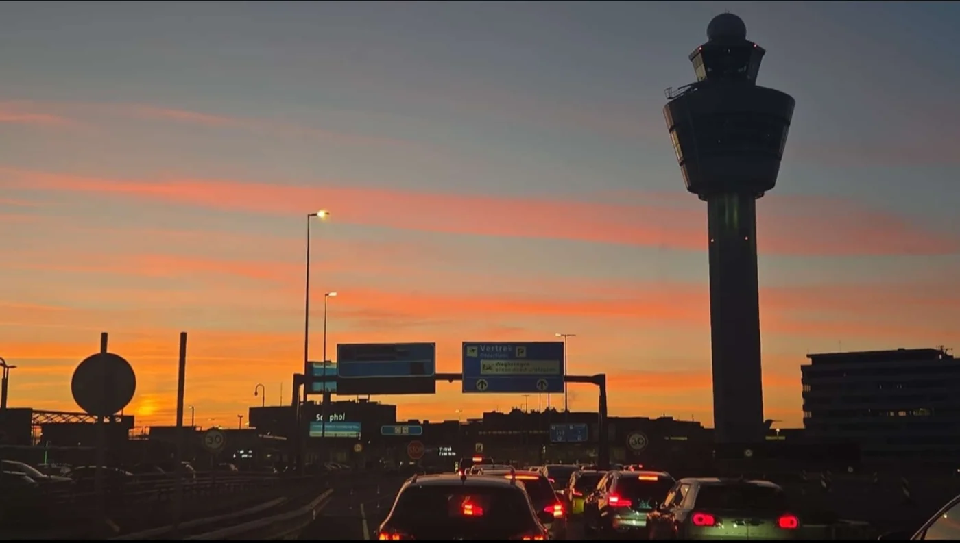 Amsterdam Schiphol Airport bij zonsondergang β taxi transfer TaxxxiVanAmsterdam
